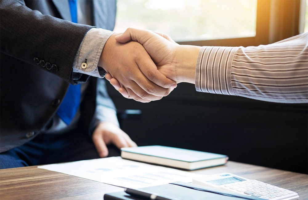 Đồng hành cùng khách hàng và cộng sự