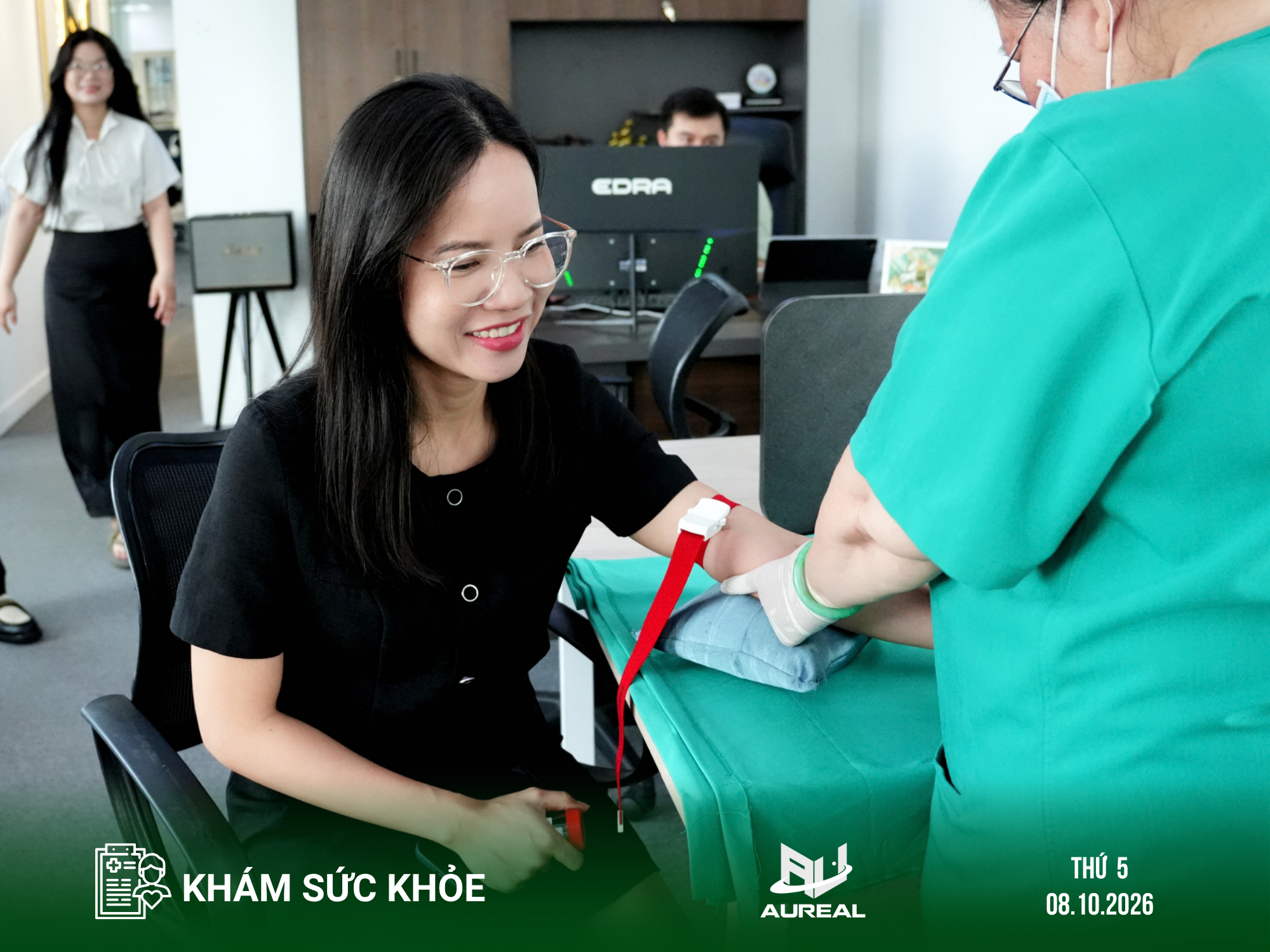 Nhân viên AUREAL lấy mẫu xét nghiệm khám sức khỏe định kỳ 